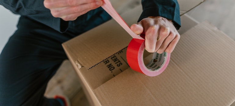 mover taping a box