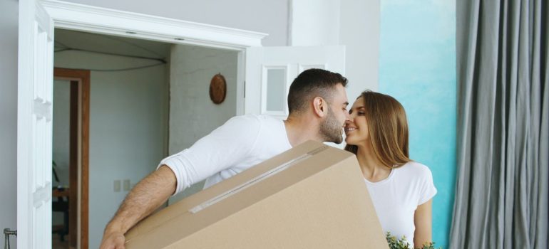 couple moving in after reading Moving Guide to Philadelphia Suburbs